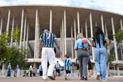 Torcedores de Cruzeiro e Grêmio chegam animados para jogão no DF - imagem 3 Torcedores de Cruzeiro e Grêmio chegam animados para jogão no DF - imagem 3