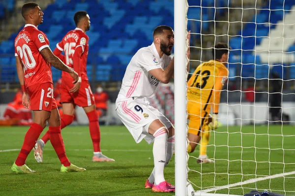 Real Madrid Benzema trave