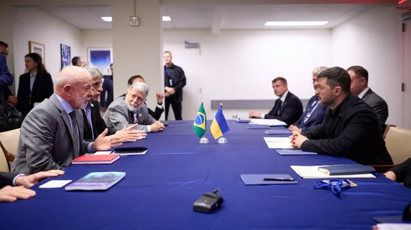 Imagem colorida mostra os presidentes Lula e Zelensky - Metrópoles