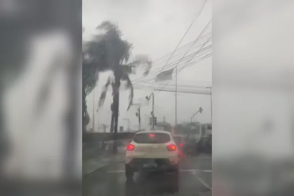 Imagem colorida de uma avenida em Santo André, no ABC paulista, sem energia elétrica - Metrópoles