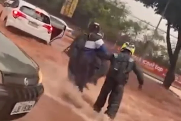 Vídeo: motociclistas fazem cordão humano para atravessar enxurrada