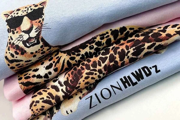 Camisetas empilhadas e formando estampa de onça