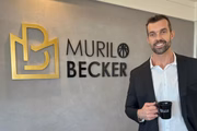 Murilo Becker é ex-jogador de vôlei e atualmente atua como corretor de imóveis