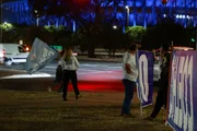 Profissão “bandeirinha”: centenas de pessoas fazem renda extra na eleição - imagem 2 Profissão “bandeirinha”: centenas de pessoas fazem renda extra na eleição - imagem 2