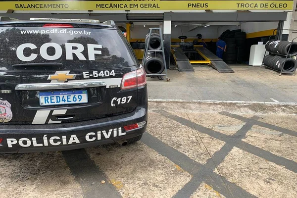 Viatura da PCDF em frente de oficina