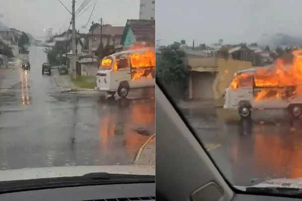 Imagem colorida de Kombi pegando fogo no RJ - Metrópoles