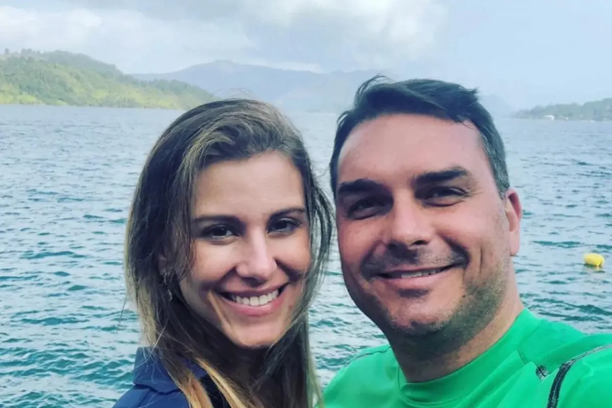 Após Michelle afirmar que Flávio a teria maltratado, Fernanda também divulgou uma mensagem em defesa do senador Após Michelle afirmar que Flávio a teria maltratado, Fernanda também divulgou uma mensagem em defesa do senador