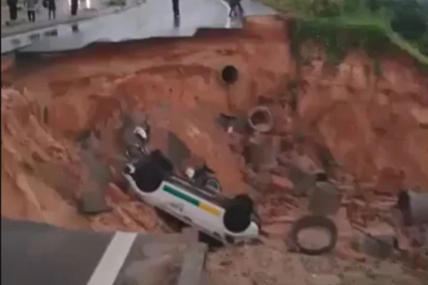Fortes chuvas abrem cratera em estrada no Ceará