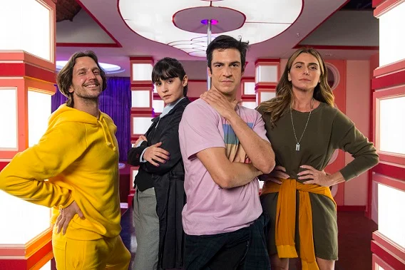 Neném (Vladimir Brichta), Flávia (Valentina Herszage), Guilherme (Mateus Solano) e Paula (Giovanna Antonelli) de corpos trocados em Quanto Mais Vida, Melhor!