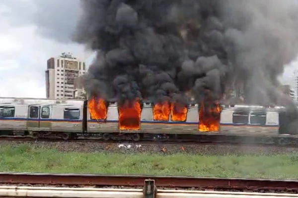 Foto mostra vagão de metrô pegando fogo - Águas Claras, DF