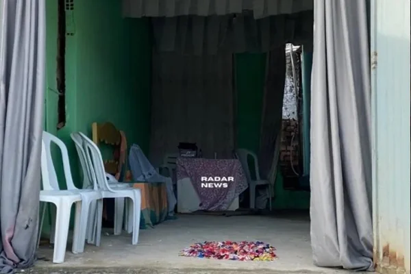 Imagem de cena de crime onde mulher morreu tentando proteger o filho