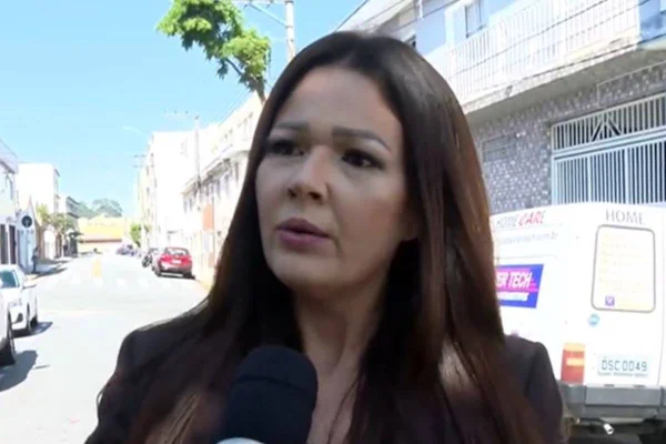 mulher de cabelos castanhas cumpridos falando em microfone - metrópoles