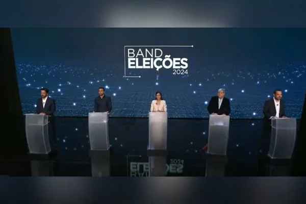 Imagem colorida mostra Ricardo Nunes (MDB), Pablo Marçal (PRTB), Tabata Amaral (PSB), José Luiz Datena (PSDB) e Guilherme Boulos (PSol) no primeiro debate entre os candidatos à Prefeitura de São Paulo - Metrópoles