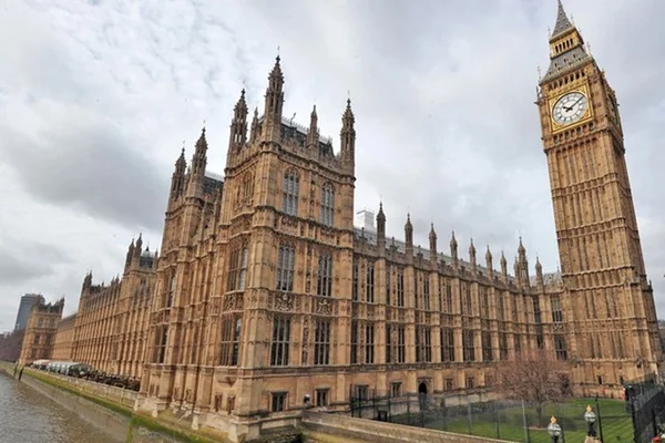 Parlamentar britânico se demite após atraso de dois minutos em sessão