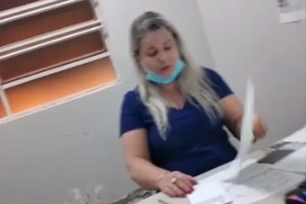 Homem acusa médica de negar transferência a hospital para esposa grávida com sangramento