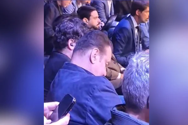 Imagens coloridas mostram Gilberto Kassab cochilando durante debate na tv
