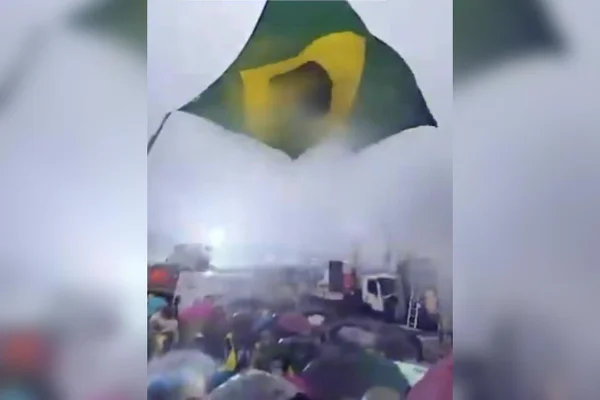 Ato de Nikolas: Bia Kicis diz que oficial orientou a seguir com evento em meio a tempestade