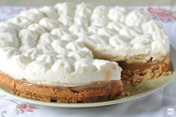 Na foto temos uma banoffe com chantilly em cima