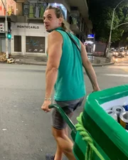 Após passar por Malhação e diversas novelas da Globo e da Record, Daniel Erthal, de 41 anos, viralizou nas redes sociais após mostrar o seu trabalho como ambulante