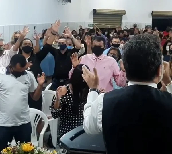 Por aglomeração, fiscalização interrompe culto de Marco Feliciano