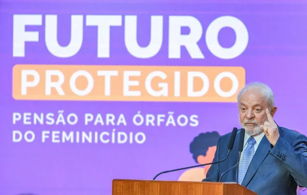 Foto colorida mostra o presidente Lula e, ao fundo, há o nome do projeto: Futuro protegido - Pensão para órfãos de feminicídio - Metrópoles