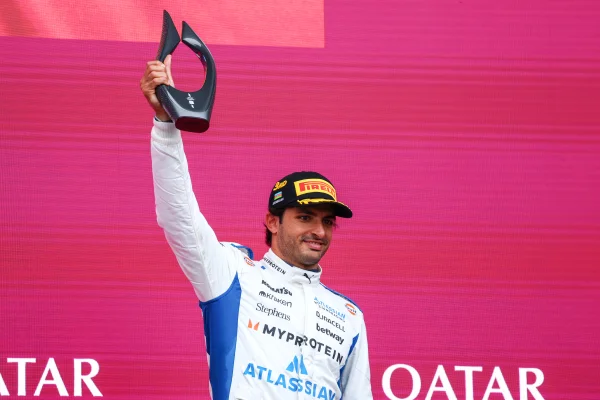 Com pódio em Baku, Carlos Sainz iguala feito raro de Alain Prost na F1