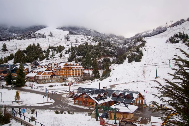 Paisagens dignas de cenas de filmes. Lagos de águas cristalinas acompanhados de uma geografia acidentada, cheia de morros verdes no verão e branquinhos de neve no inverno Paisagens dignas de cenas de filmes. Lagos de águas cristalinas acompanhados de uma geografia acidentada, cheia de morros verdes no verão e branquinhos de neve no inverno
