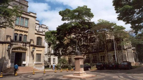 imagem colorida mostra fachada do prédio da faculdade de medicina da usp. prédio tem busco na frente e algumas árvores no entorno - metrópoles