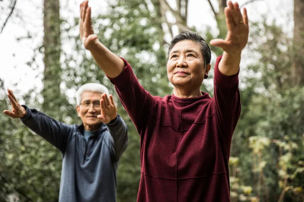 Foto de casal de idosos praticando Tai chi chuan - Metrópoles