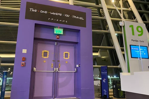 Aeroporto de Brasília transforma portão de embarque em porta icônica do seriado Friends