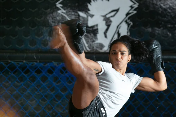 Retorno marcado: brasiliense Vivi Araújo volta a lutar em maio no UFC