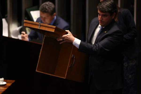Mais polêmica no Senado: em vez de 81, 82 votos foram computados