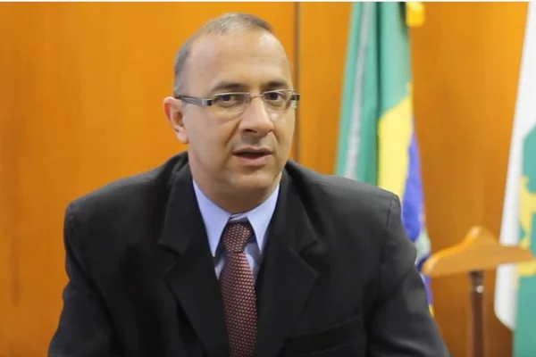Ex-chefe da Casa Militar, coronel Leão é internado na UTI com Covid-19