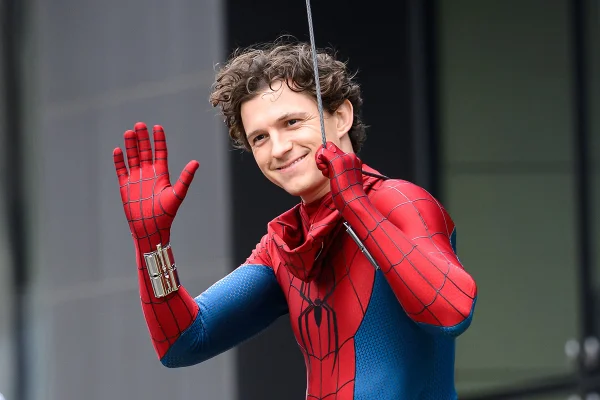 Tom Holland faz 1ª aparição após acidente no set de Homem-Aranha