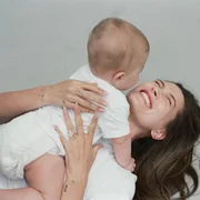 Modelo não mostra o rosto do filho