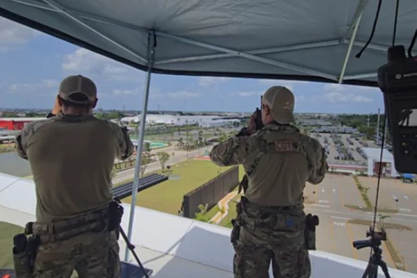 Imagem colorida de agentes snipers