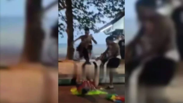 Agressão ocorreu no domingo, na imagem, drag queen está caída enquanto é agredida pelos homens