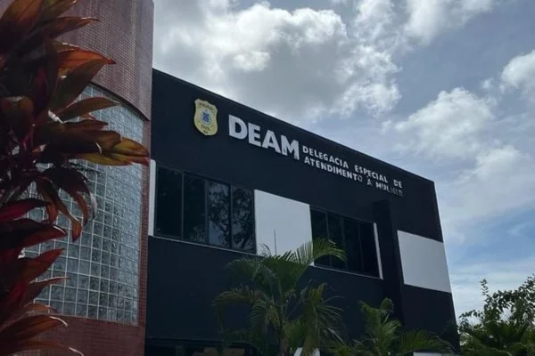 Imagem colorida da fachada da delegacia especial de atendimento a mulher em Salvador - Metrópoles