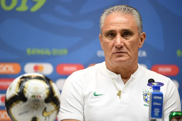 Tite critica filho por like em post homofóbico de Maurício Souza