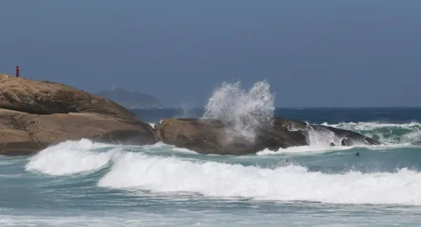 foto colorida de mar revolto e ressaca em praia no Rio de Janeiro - Metrópoles