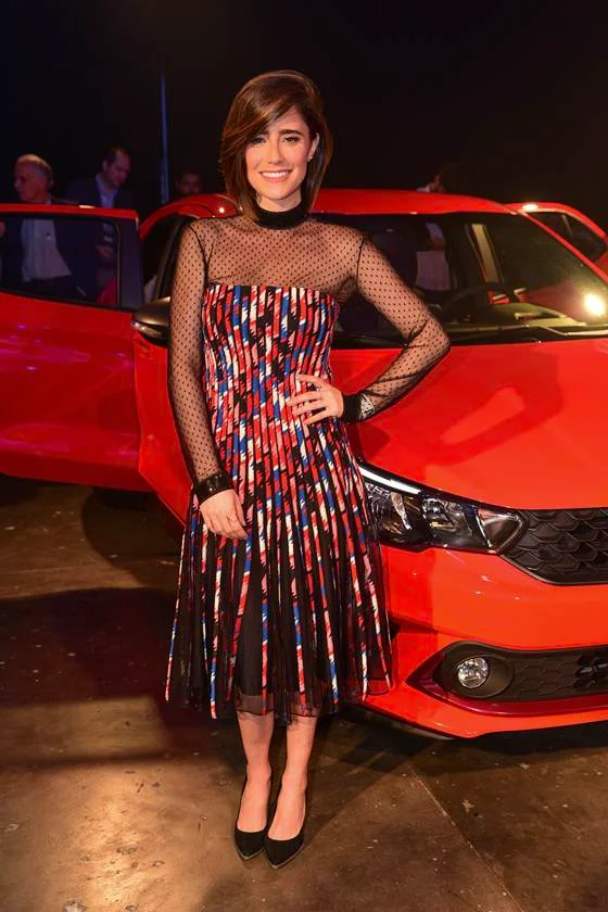 Sensual, Bruna Marquezine rouba a cena com fenda infinita em evento - imagem 6 Sensual, Bruna Marquezine rouba a cena com fenda infinita em evento - imagem 6