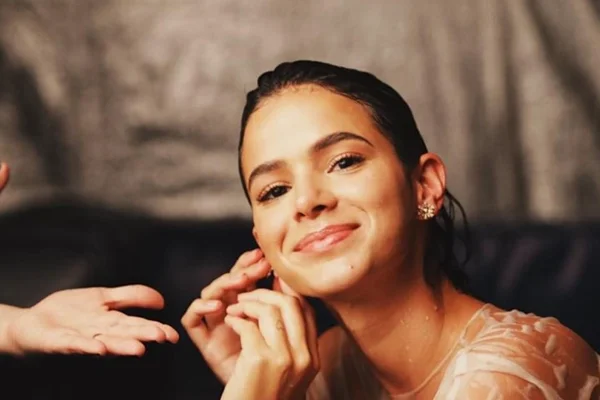 Bruna Marquezine comemora por não ter amigos no elenco do BBB21