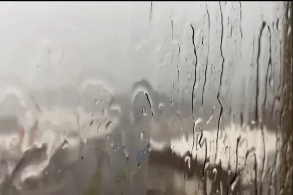 pingos de chuva em janela