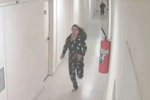 Imagem colorida mostra mulher que fugiu de estupro em São Paulo. Metrópoles