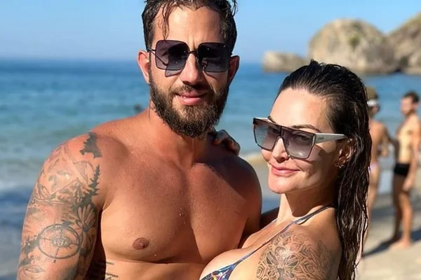 Laura Keller posa na praia com o namorado, Thales Alves - Metrópoles