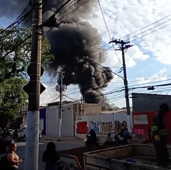 Imagem colorida de incêndio em galpão na zona norte de São Paulo. - Metrópoles