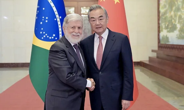 Imagem colorida mostra embaixador Celso Amorim - Metrópoles
