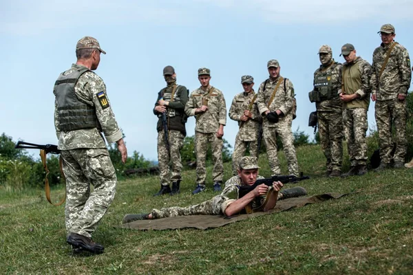 Treinamento do exército ucraniano na região de Zakarpattia