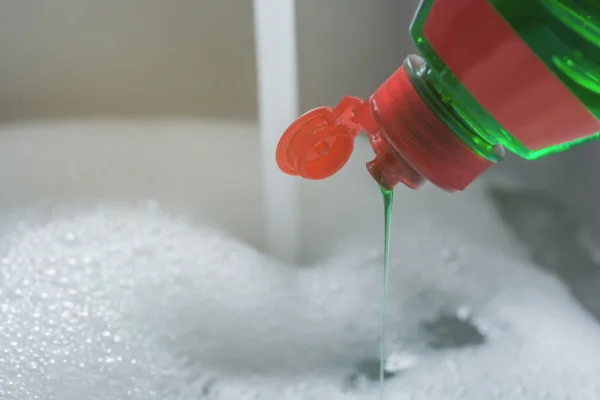 A louça é lavada na pia com detergente para louça
