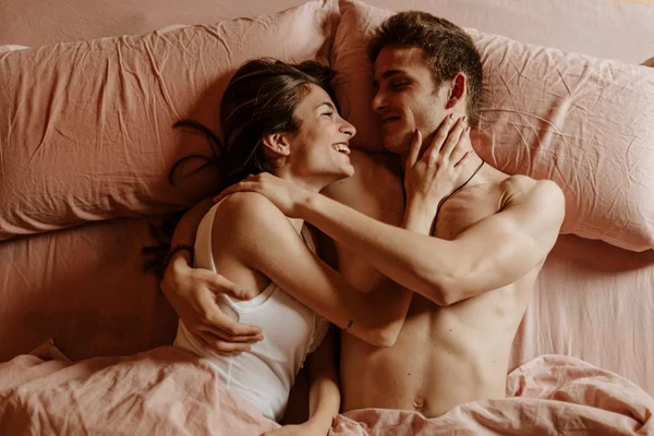 Mentiras que as comédias românticas te contaram sobre o sexo